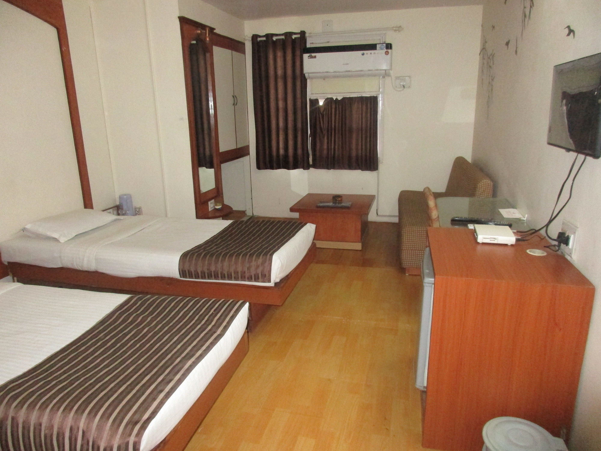 Hotel Sahaj Palace อาเมดาบัด ภายนอก รูปภาพ