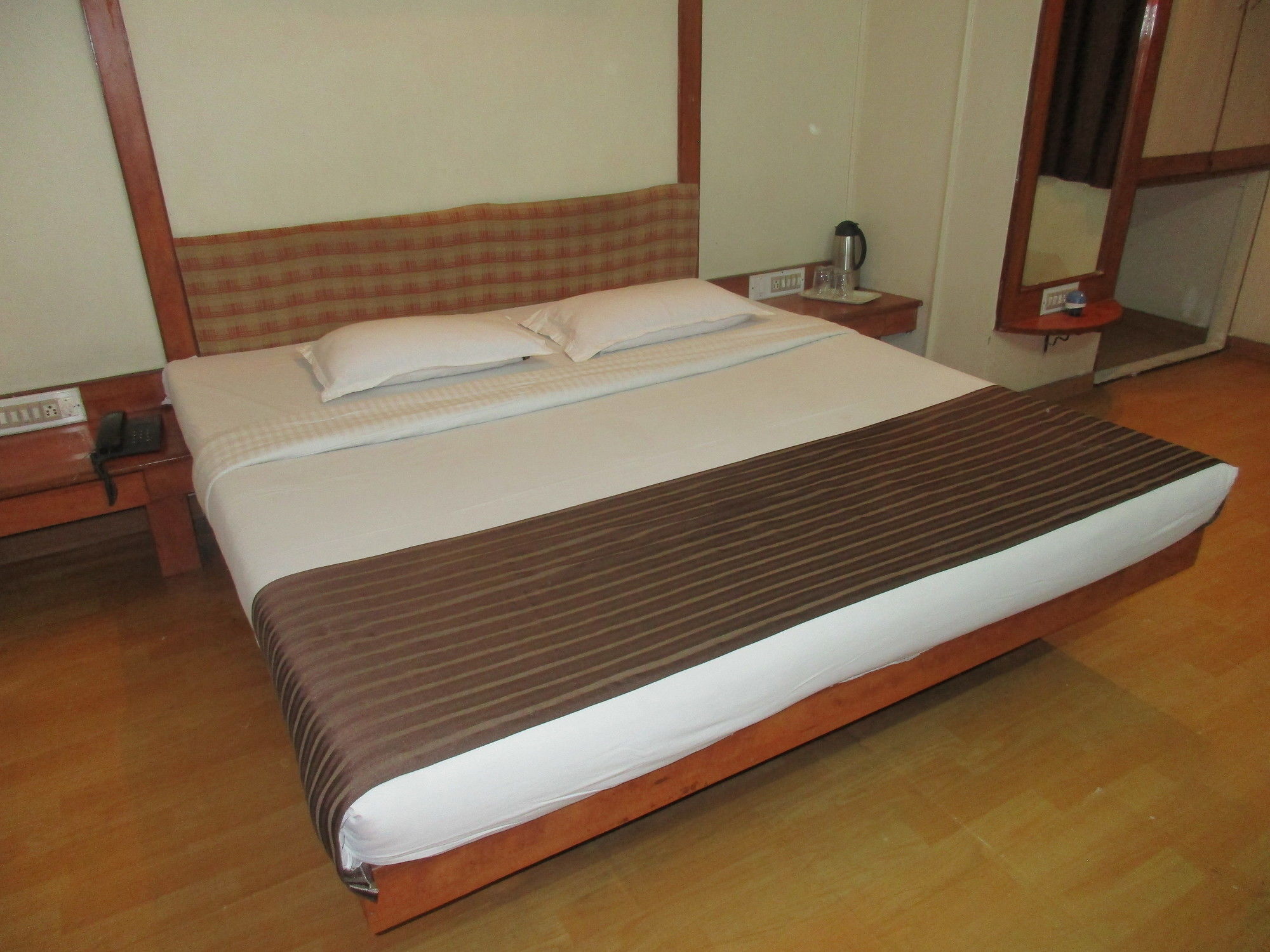 Hotel Sahaj Palace อาเมดาบัด ภายนอก รูปภาพ