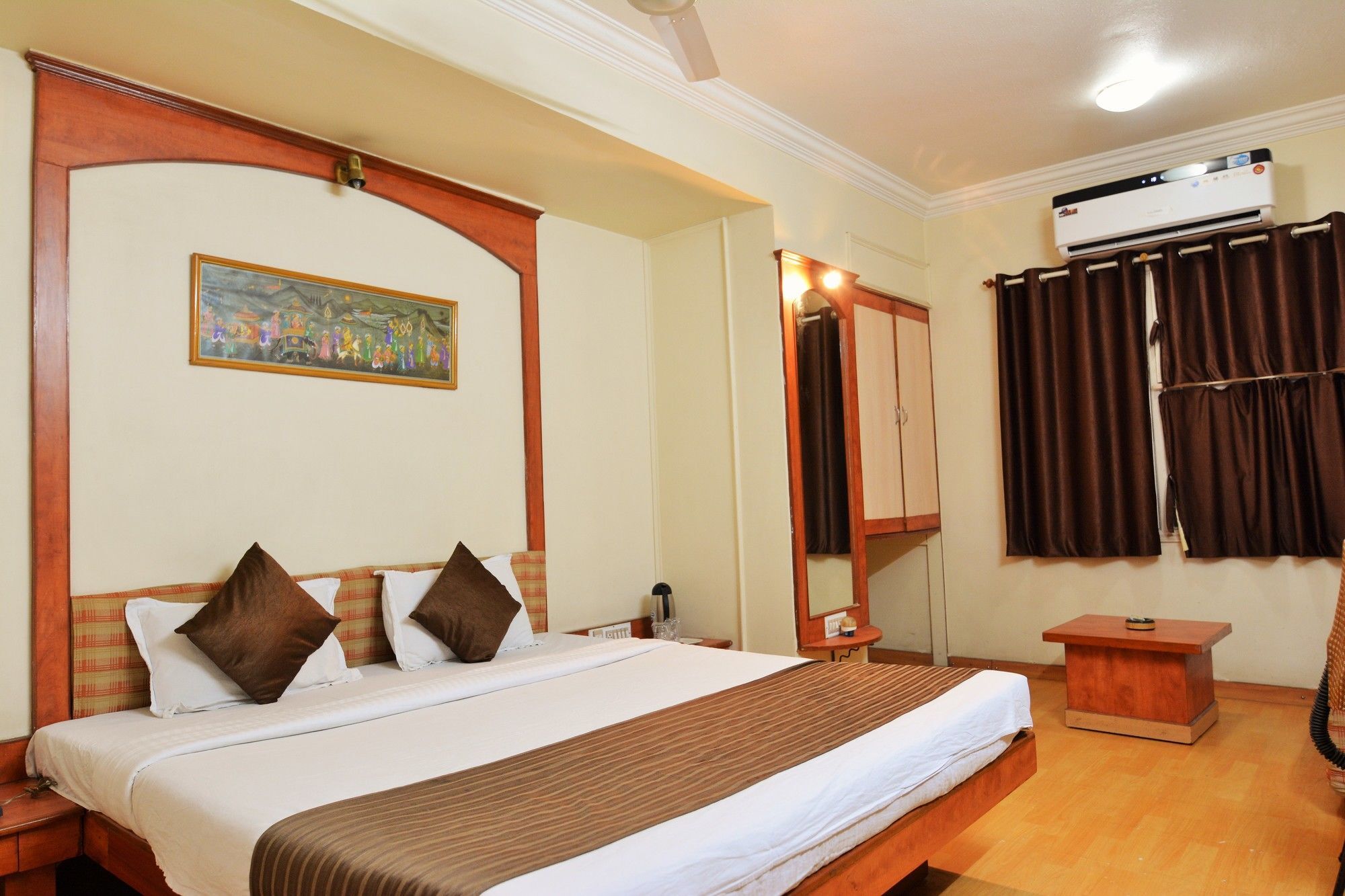 Hotel Sahaj Palace อาเมดาบัด ภายนอก รูปภาพ